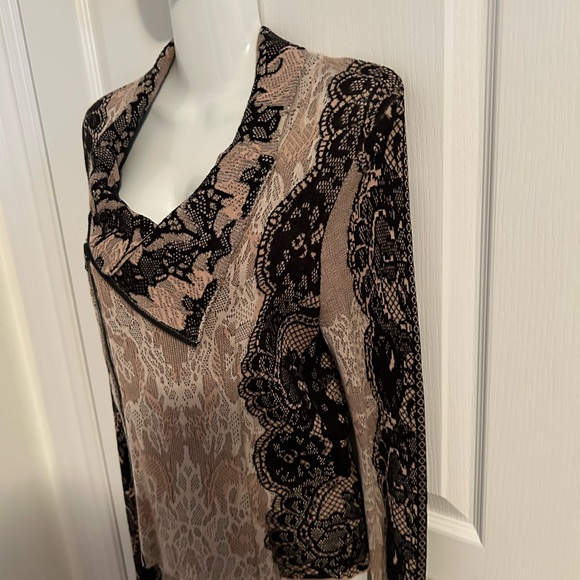 BCBGMAXAZRIA TOP. Black with pink/beige pattern - Picture 2 of 7
